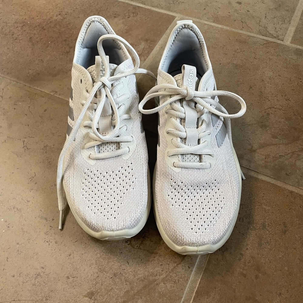 Adidas shoes size 7 - Picture 2 of 4